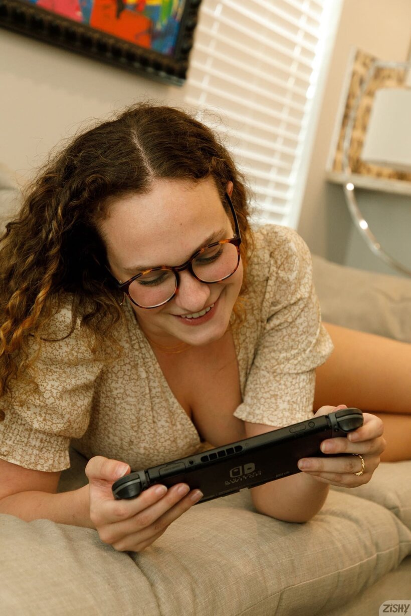 Carrie Barber pic 9 from the set «Carrie Barber flashes her curvy ass in panties and glasses»