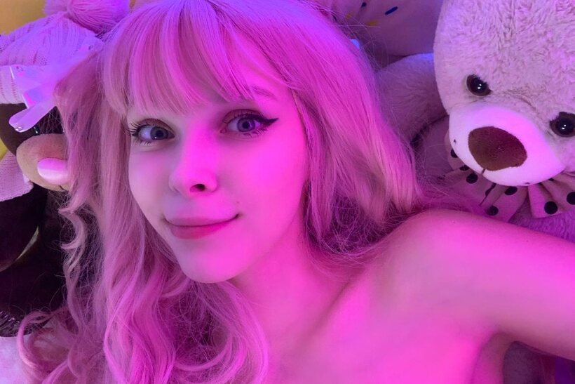 Amateur pic 8 from the set «Headphones on, pink-haired teen shows off her natural tits»