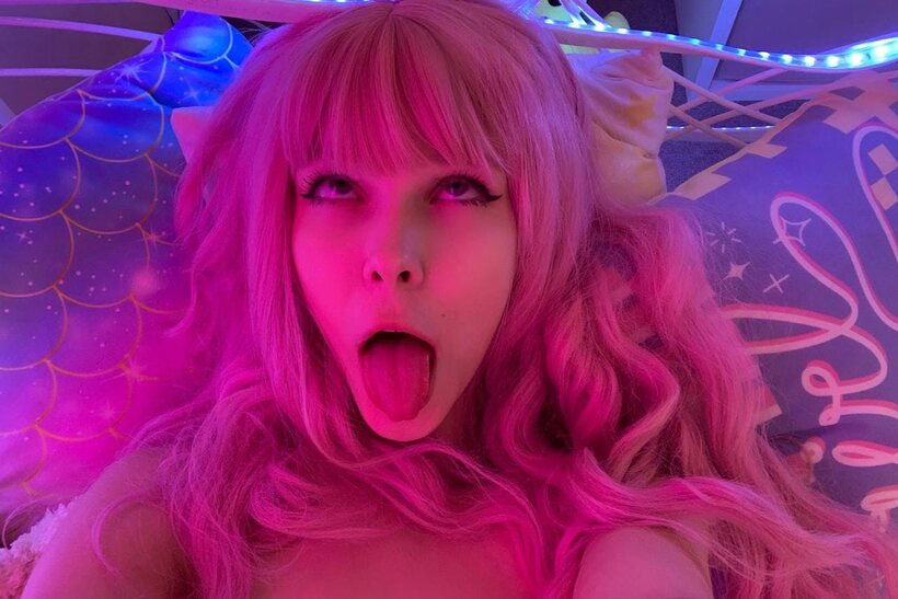 Amateur pic 9 from the set «Headphones on, pink-haired teen shows off her natural tits»
