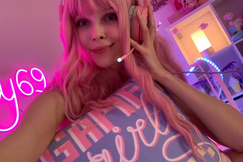 Image 10/11: Headphones on, pink-haired teen shows off her natural tits