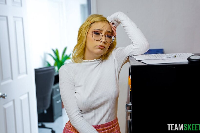 Babysitter pic 6 from the set «Prim Taylor gets manhandled and fucked hard in her nerdy babysitter role»