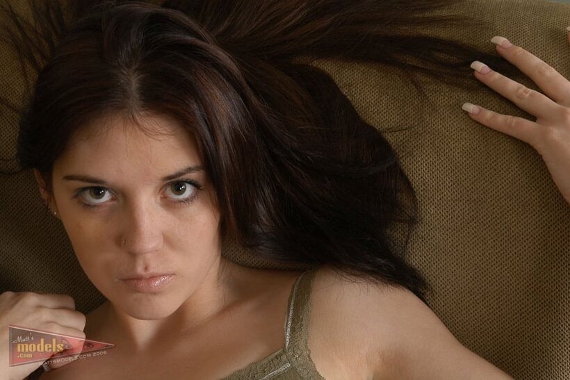Amateur pic 4 from the set «Teen amateur Siena lifts her hair and fingers her pierced pussy»