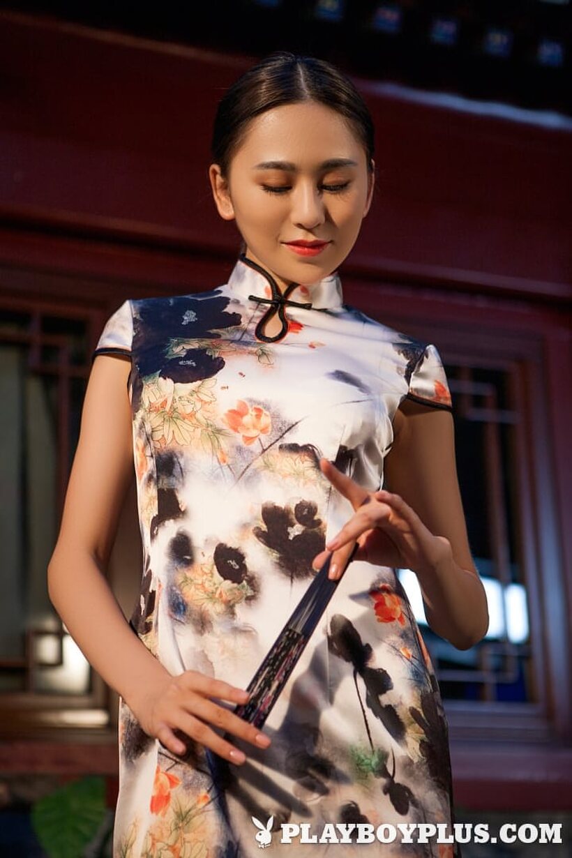 Wu Muxi slips out of a short dress to show off tits and ass, photo 1 of 12