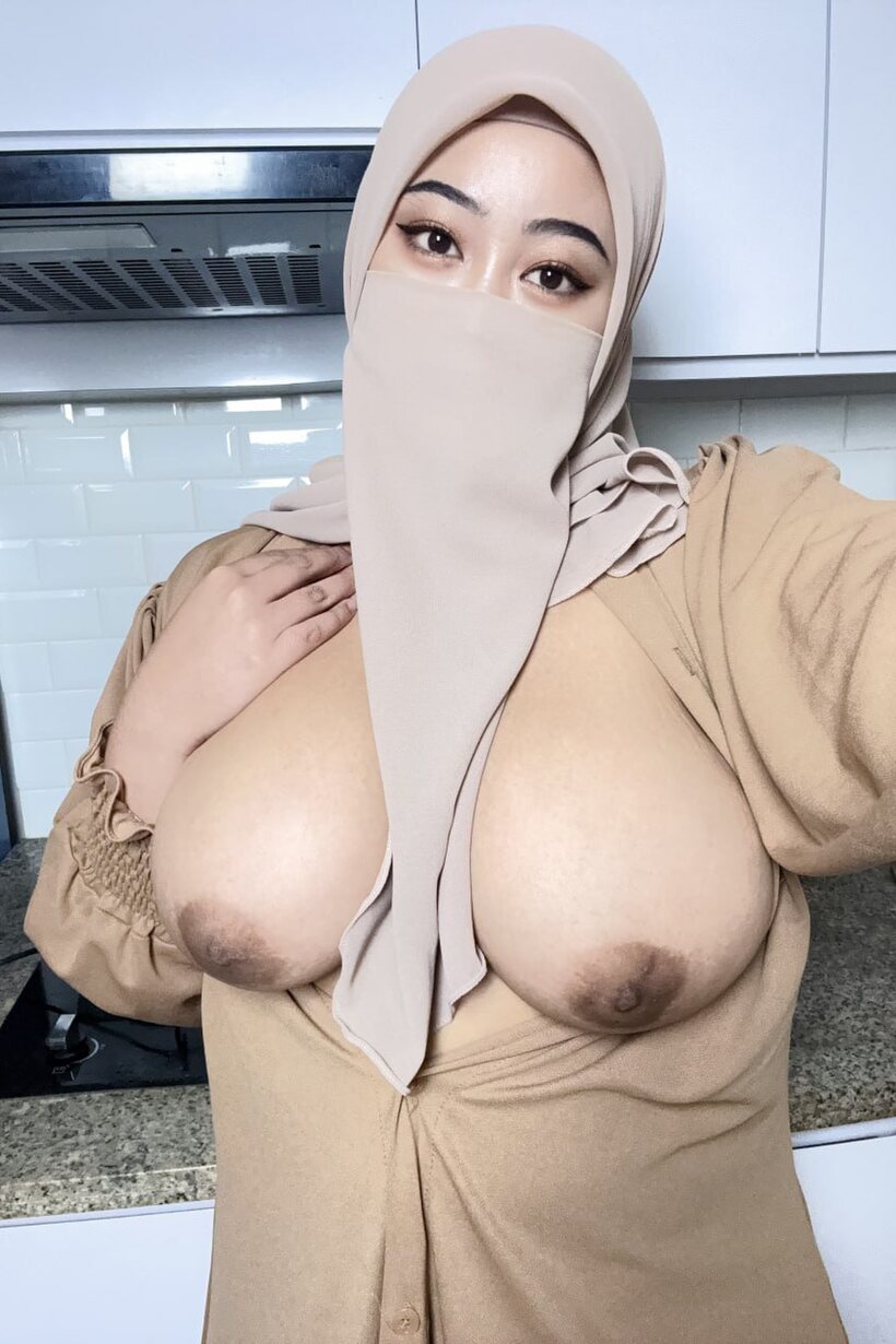 Photo 18 — Dalia poses nude in a glam set of onlyfans BBW shots