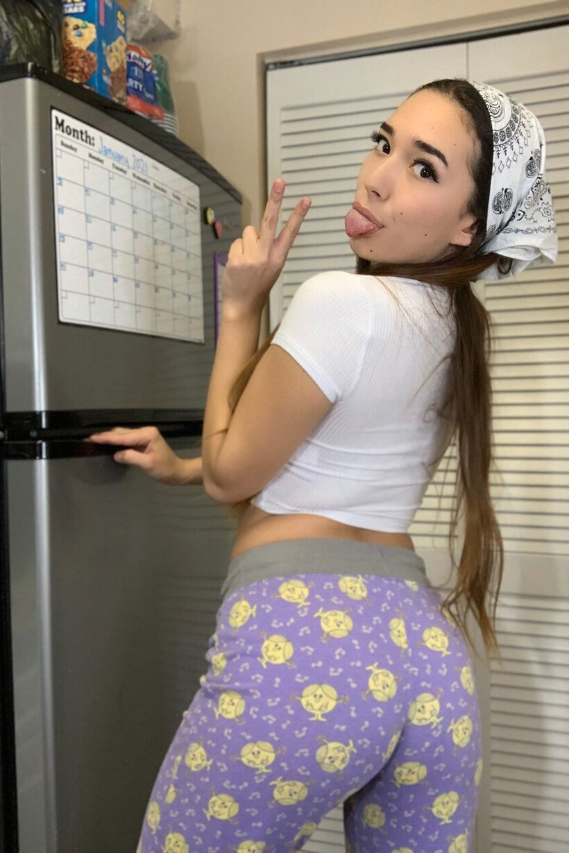 Ass pic 18 from the set «Amateur babe debuts in the kitchen, posing in tight pants»