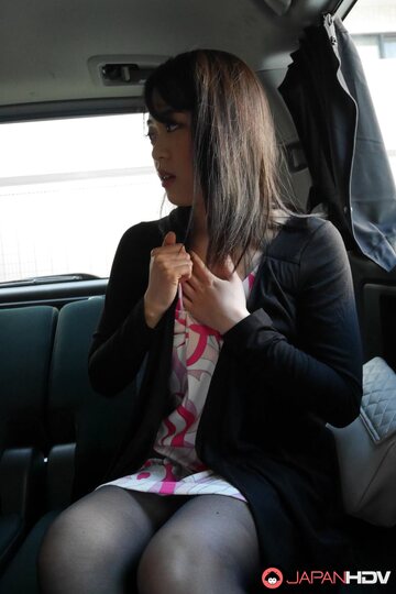 Runa Mizuki gets a mouthful of cum after sucking cock outdoors