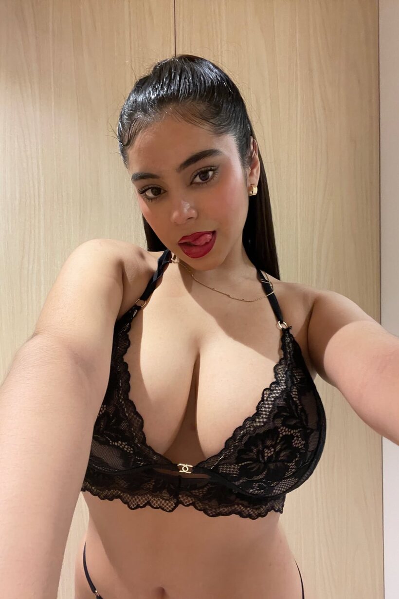 Amateur pic 1 from the set «Brunette BBW snaps selfies while trying on different lingerie sets»