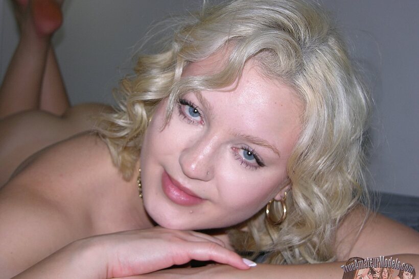Blonde girl poses naked in 21 pics, photo 20 of 21
