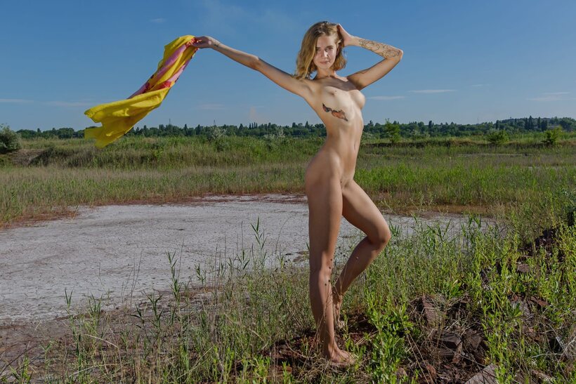 Photo 3 — Valentina Cross spreading