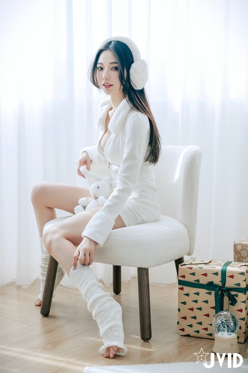 Asian pic 9 from the set «Pink pussy on display as a solo girl stretches her long legs by the tree»