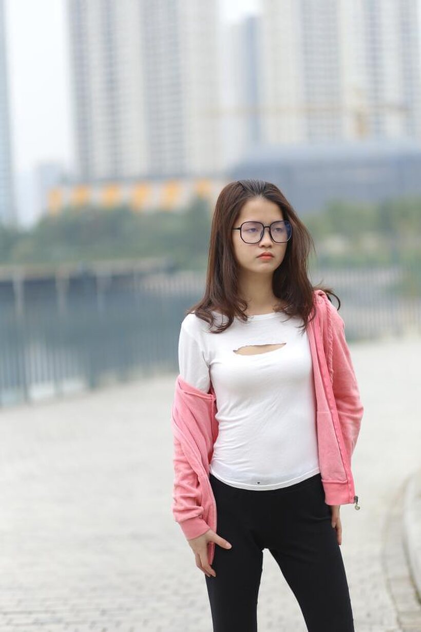 Amateur pic 5 from the set «Cute girl gets naked in public»