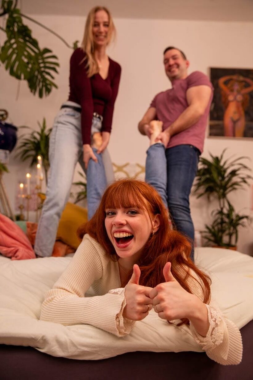 Amateur couple get their feet worshiped during bed threesome, photo 4 of 20