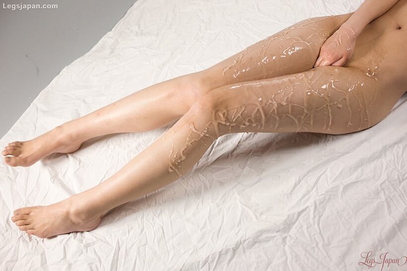 Solo Japanese girl shows off legs during rough fucking and cumshot play, photo 11 of 21