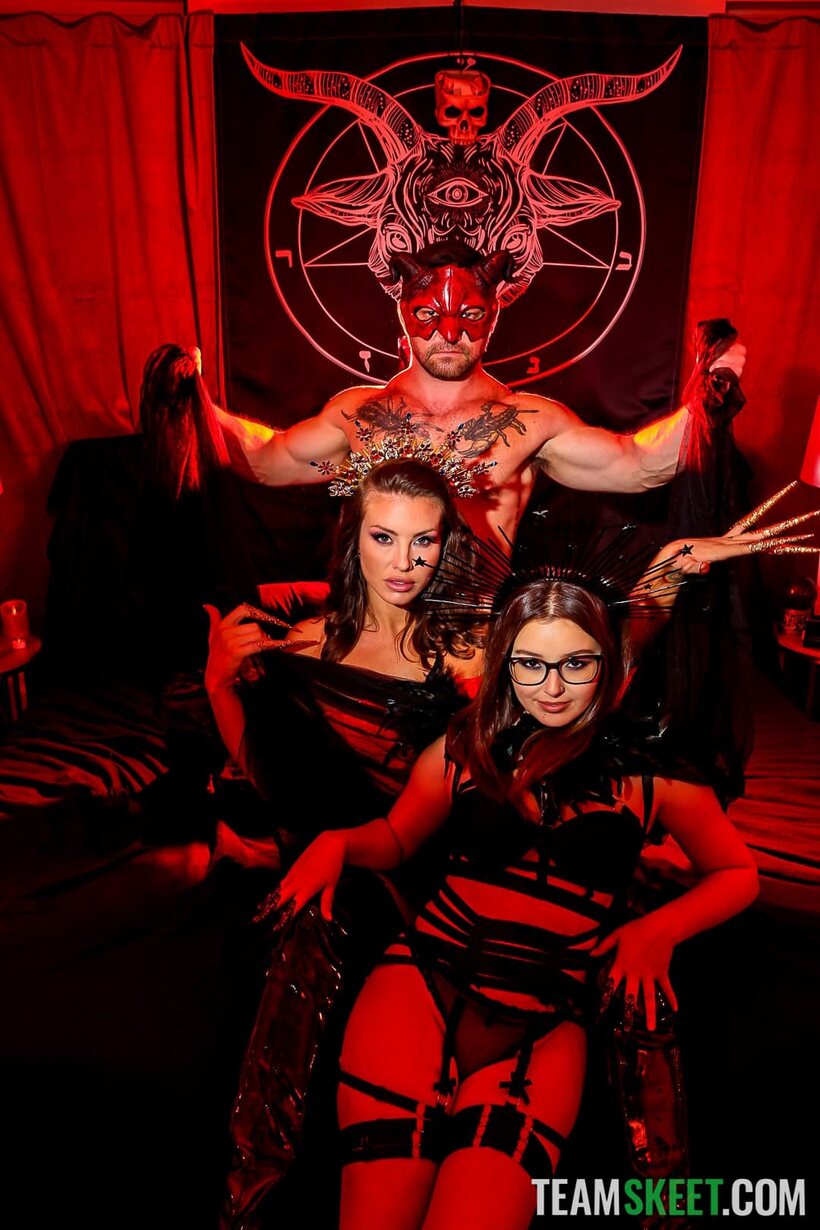 Leana Lovings and Mandy Waters join a kinky foursome with Joshua Lewis (shot 15)