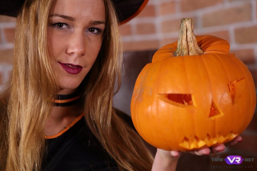 Amateur Alexis Crystal masturbates and shows her pussy for Halloween, photo 6 of 16