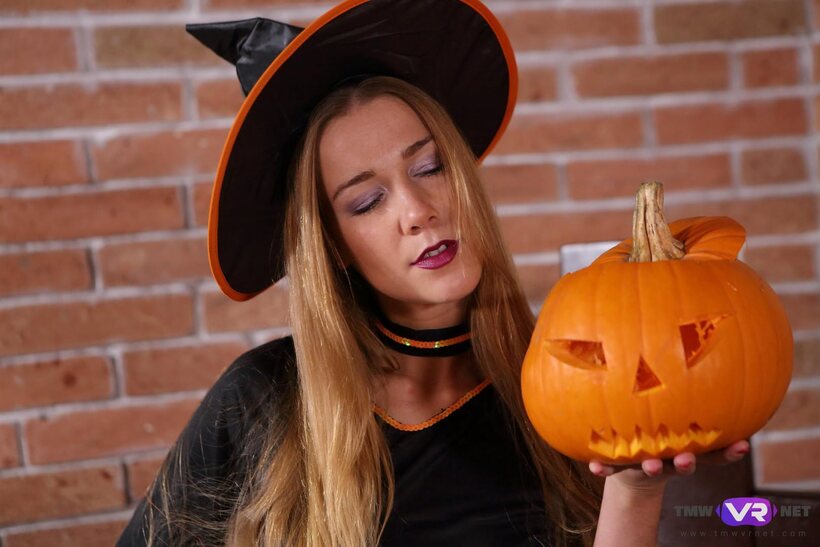 Amateur Alexis Crystal masturbates and shows her pussy for Halloween, photo 7 of 16