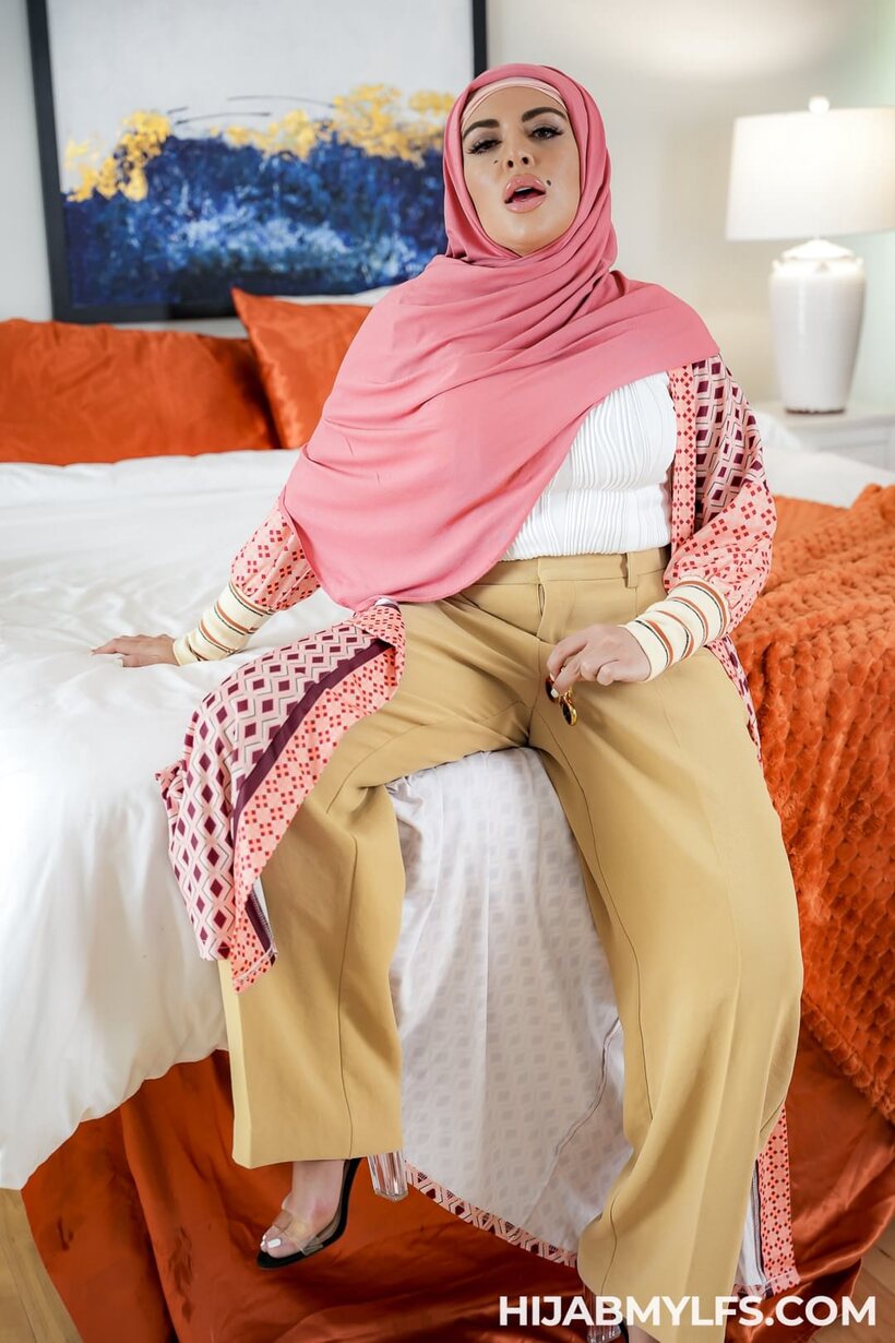Axel Haze nude photo 1 — In hijab, Vivianne DeSilva fucks her Caucasian stepson