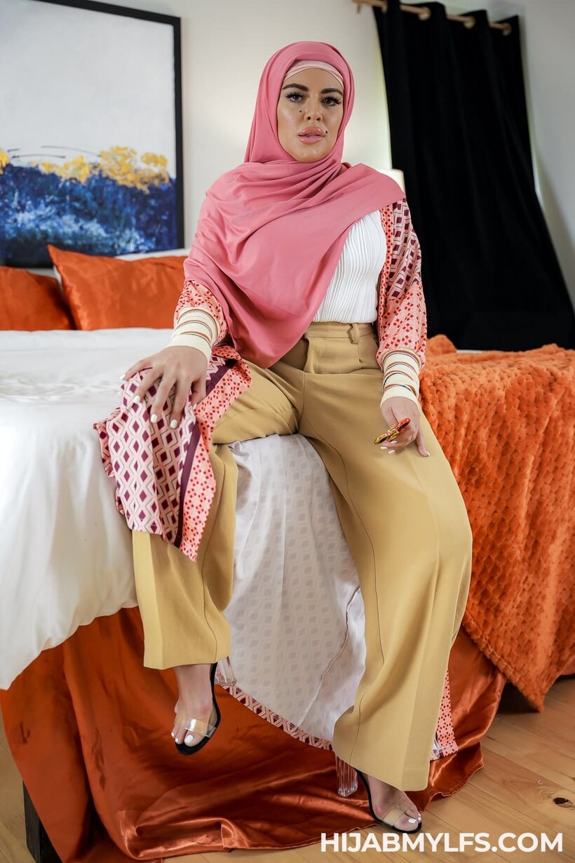Photo 3 — In hijab, Vivianne DeSilva fucks her Caucasian stepson