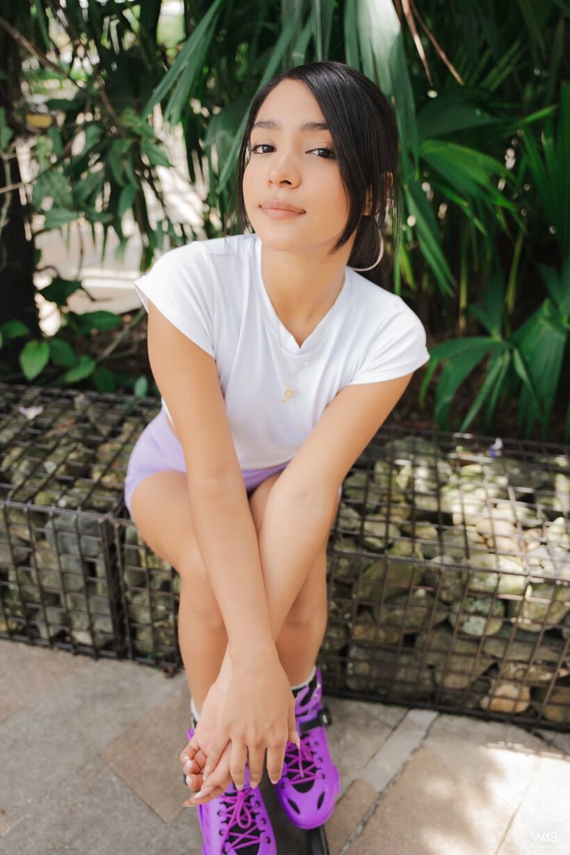 Photo 4 — Why Effy bares her feet and strips down in a solo tease