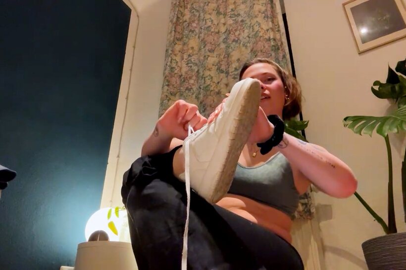 Amateur pic 14 from the set «Sarah K strips post-workout and plays with her big ass»