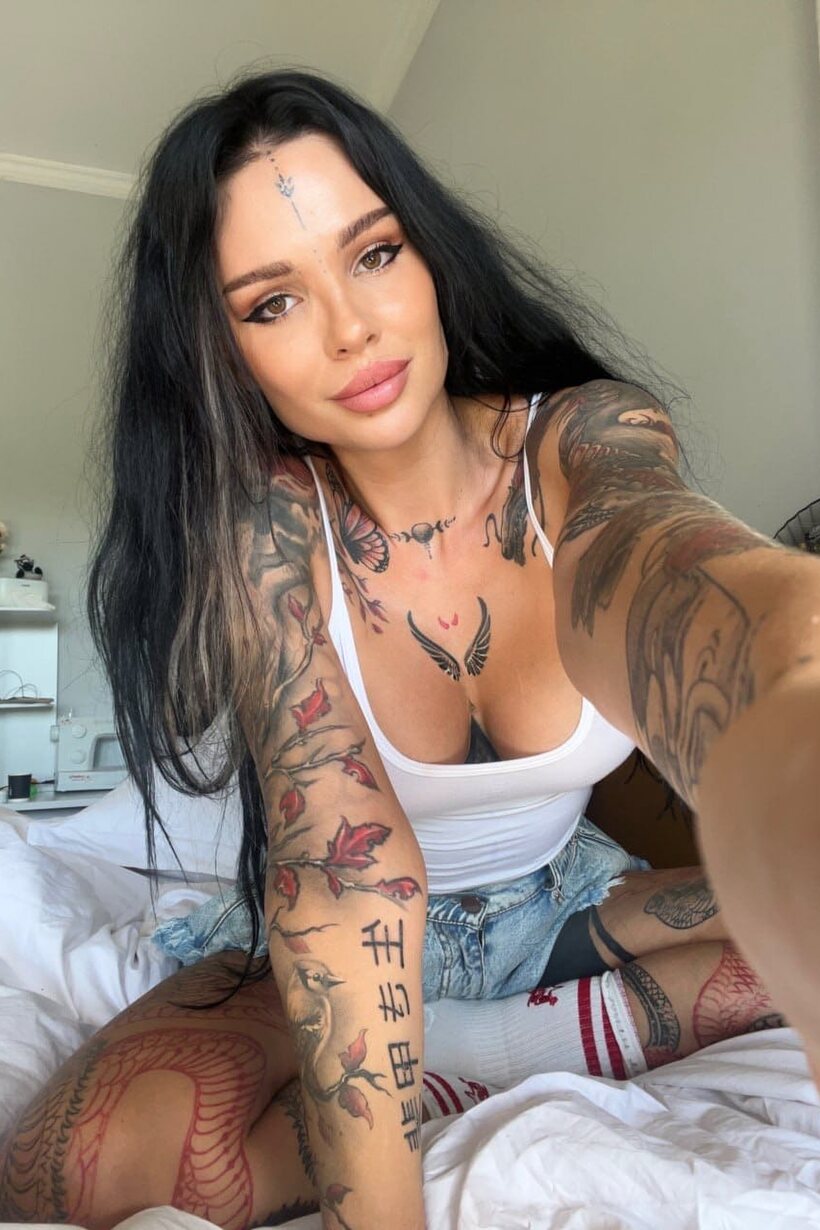Amateur pic 10 from the set «Brunette girl flaunts her big tits while teasing»