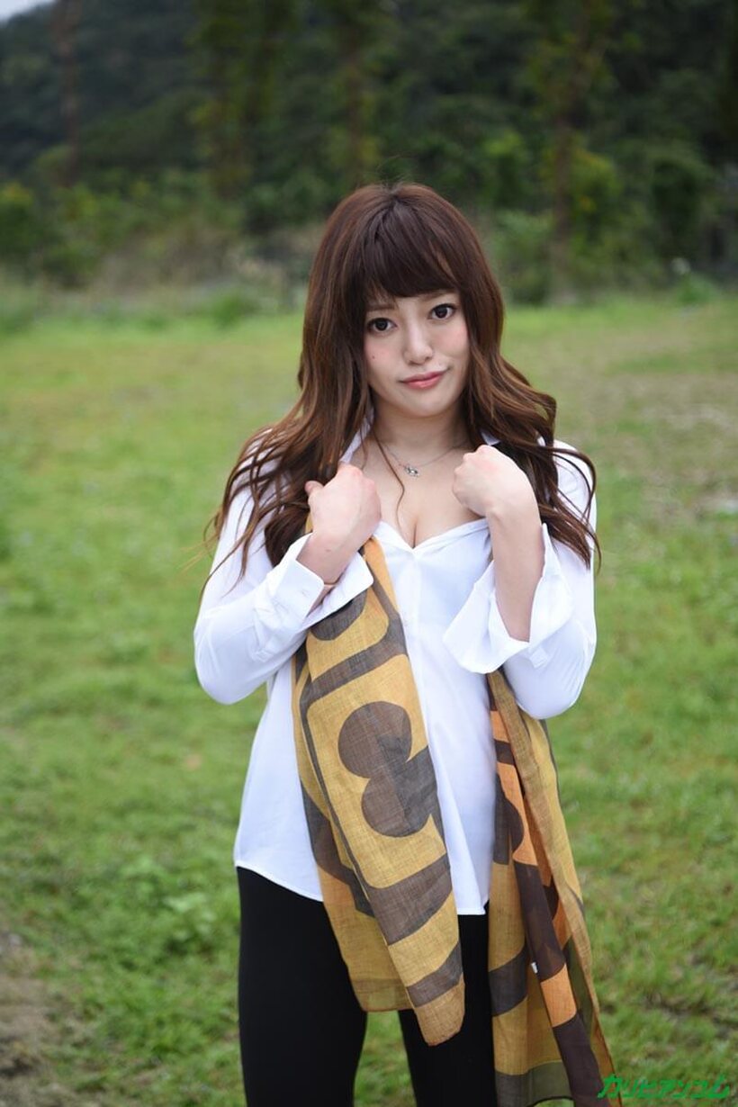 Japanese Mai Shirakawa flaunts her ass and pussy while getting creampied, photo 1 of 18