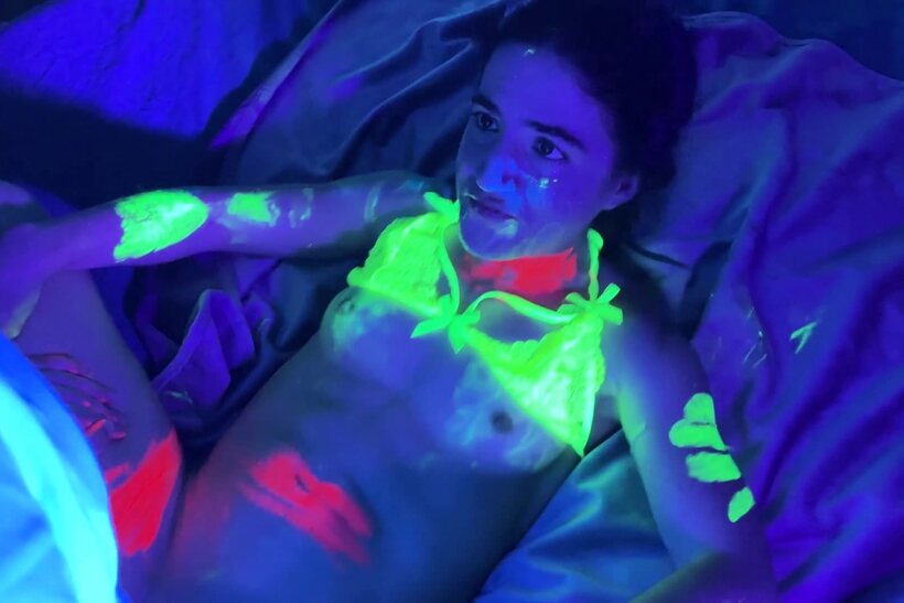 Vanessa Cliff takes part in a glow-lit gangbang party, photo 14 of 21