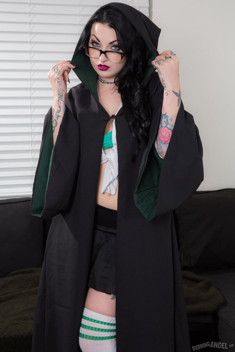 Draven Star strips her cosplay and fingers her dripping pussy (shot 2)