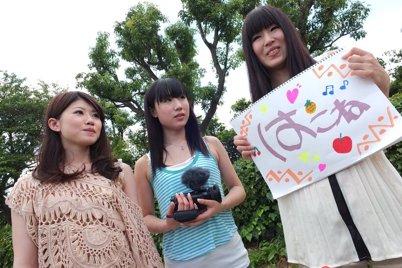 Flagging down a driver, Shiori Ayase and Nozomi Koizumi give a CFNM blowjob (shot 4)