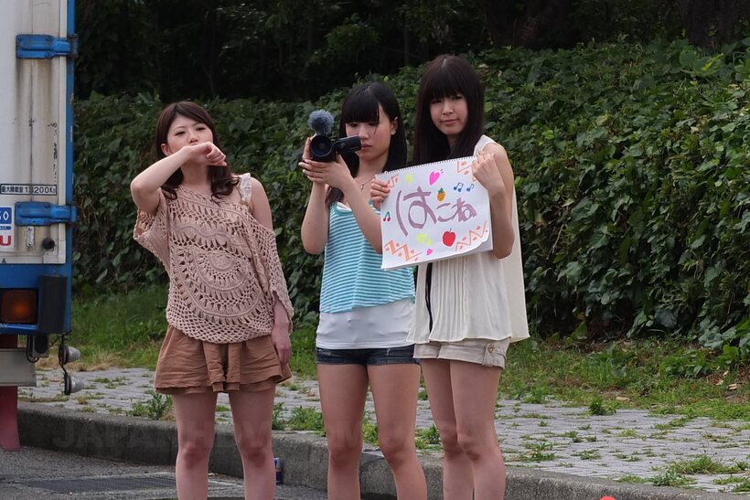 Flagging down a driver, Shiori Ayase and Nozomi Koizumi give a CFNM blowjob (shot 5)