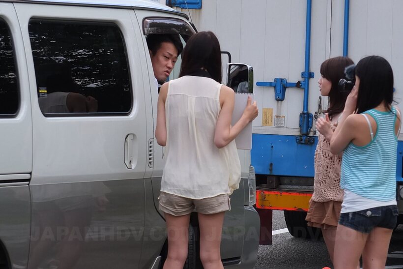 Flagging down a driver, Shiori Ayase and Nozomi Koizumi give a CFNM blowjob (shot 6)