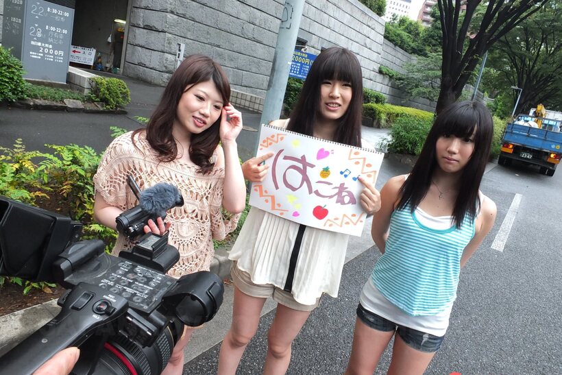 Flagging down a driver, Shiori Ayase and Nozomi Koizumi give a CFNM blowjob (shot 7)