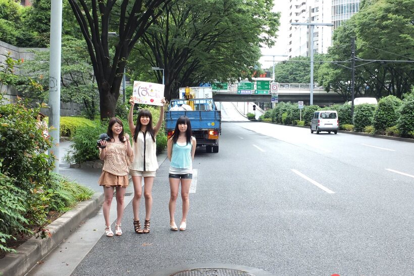 Flagging down a driver, Shiori Ayase and Nozomi Koizumi give a CFNM blowjob, photo 8 of 15