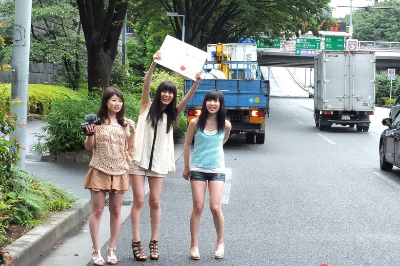 Flagging down a driver, Shiori Ayase and Nozomi Koizumi give a CFNM blowjob, photo 9 of 15