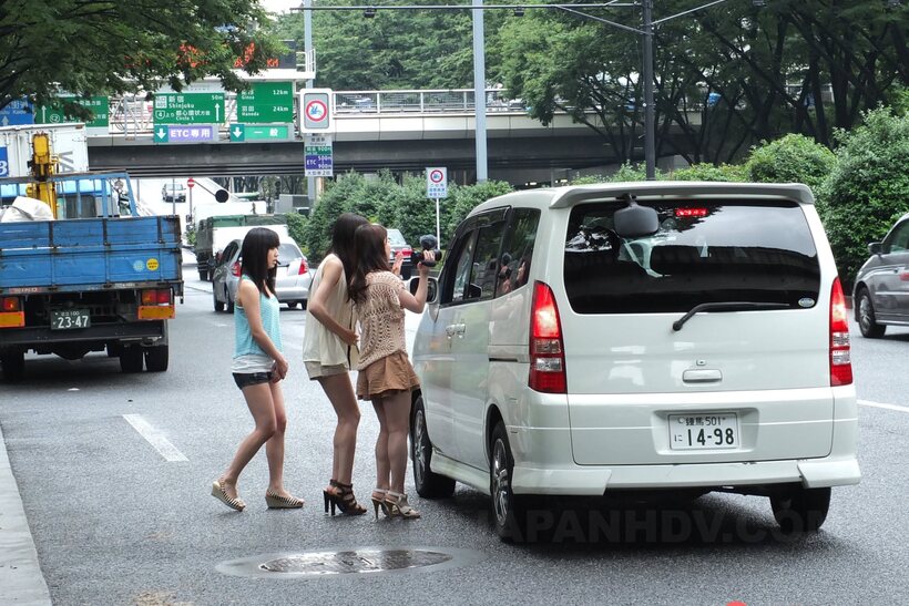 Image 10/15: Flagging down a driver, Shiori Ayase and Nozomi Koizumi give a CFNM blowjob