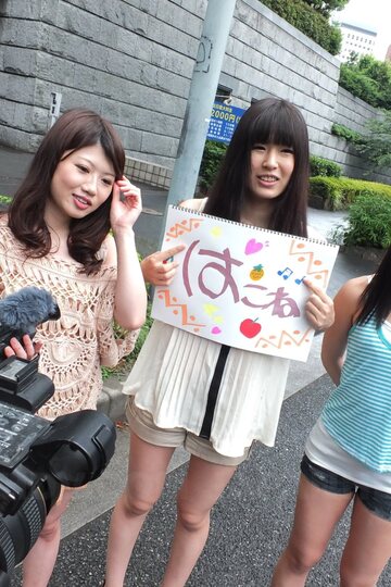 Flagging down a driver, Shiori Ayase and Nozomi Koizumi give a CFNM blowjob