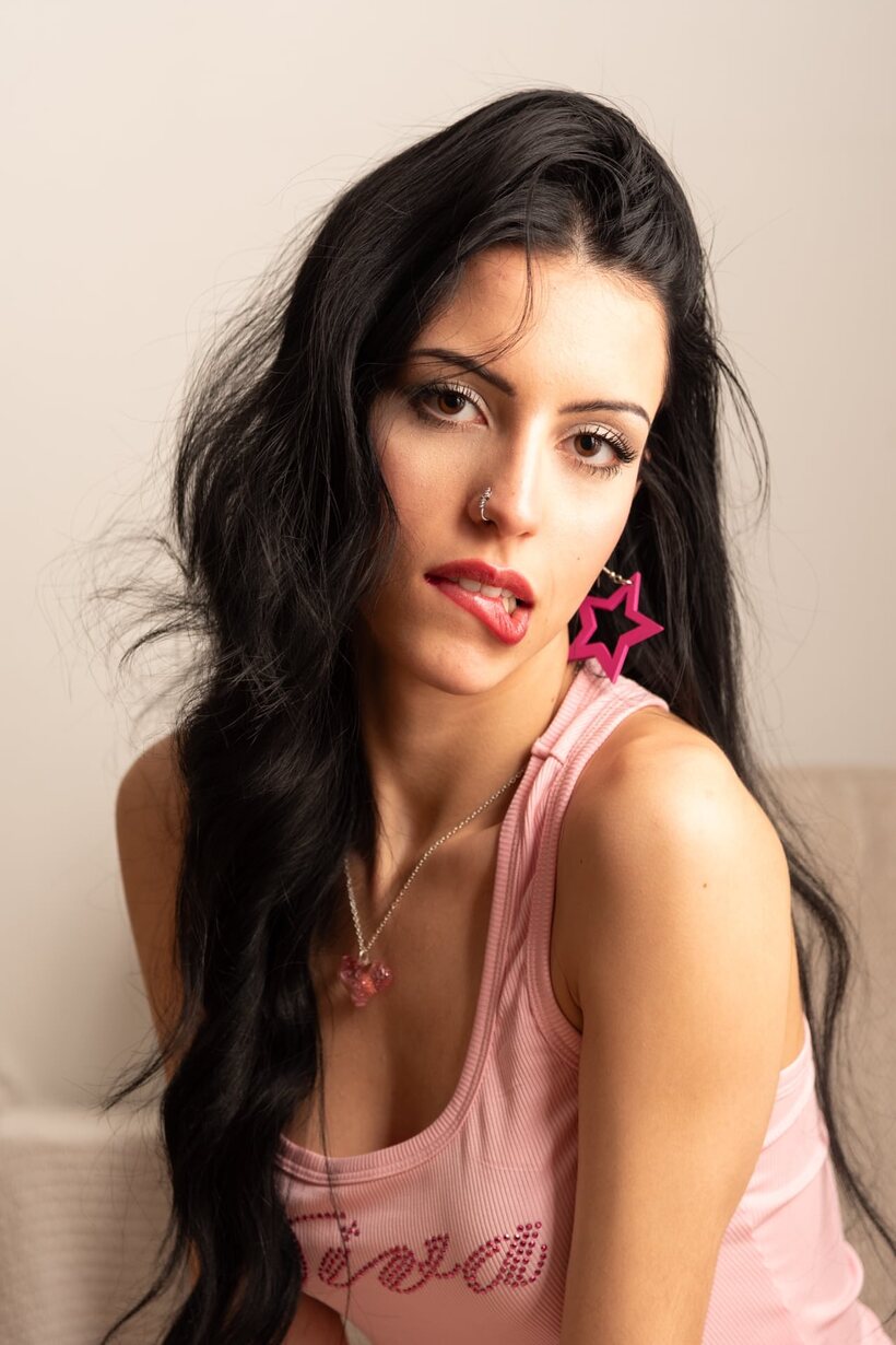 Kore Fox teases solo in panties, showing off her feet and long brunette hair, photo 6 of 10
