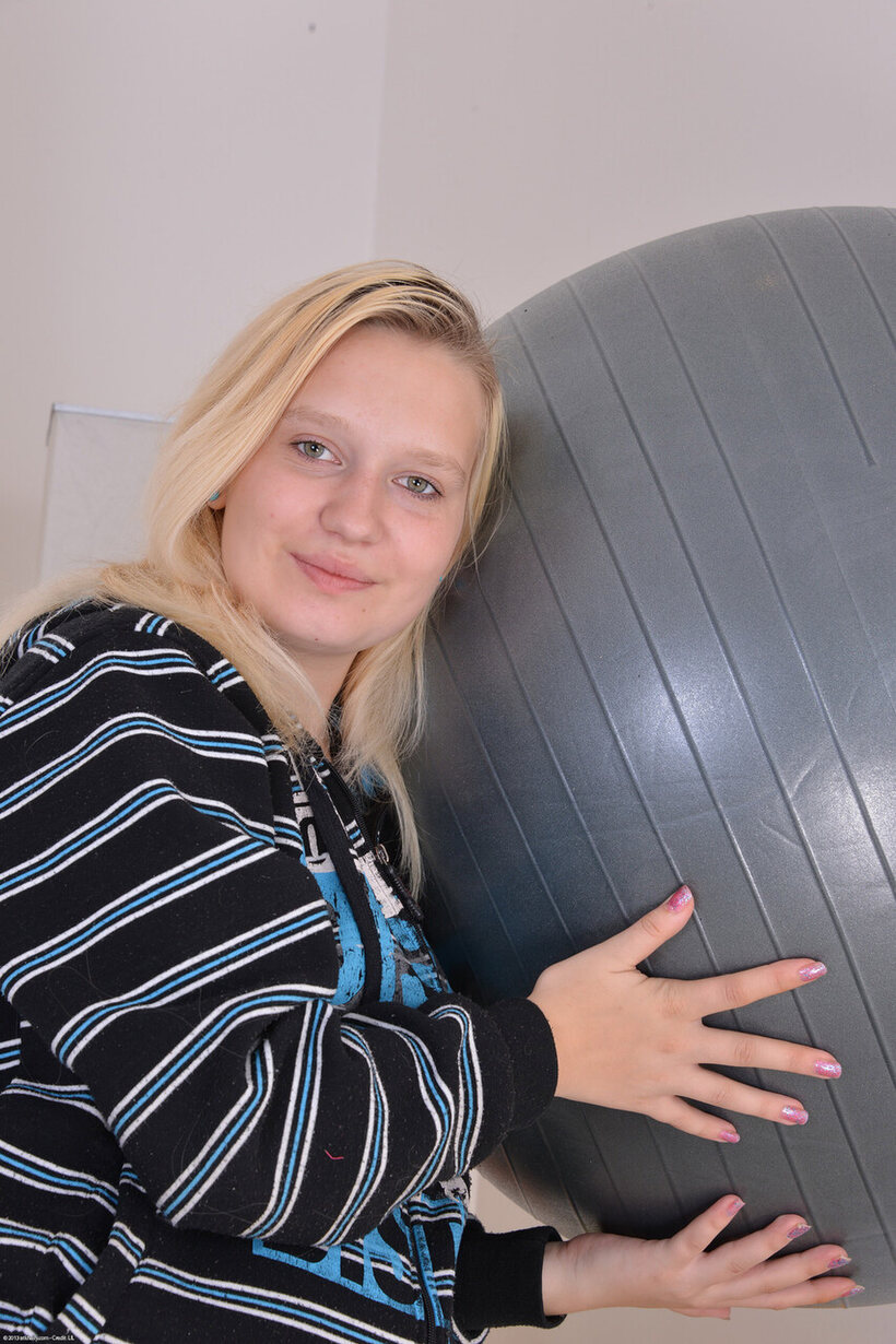 Cute girl poses naked in 21 pics (shot 2)