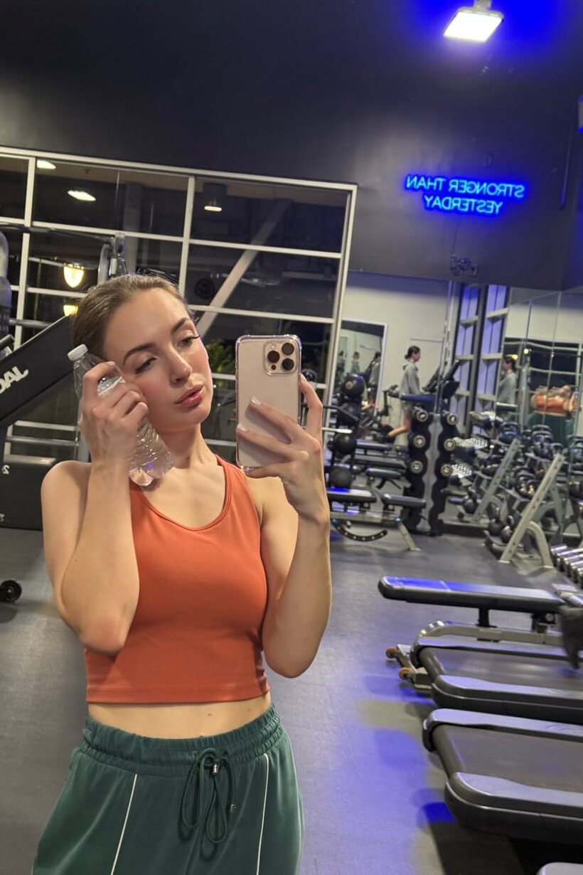 Amateur nude photo 4 — Mariyia poses solo in gym gear for a sexy compilation