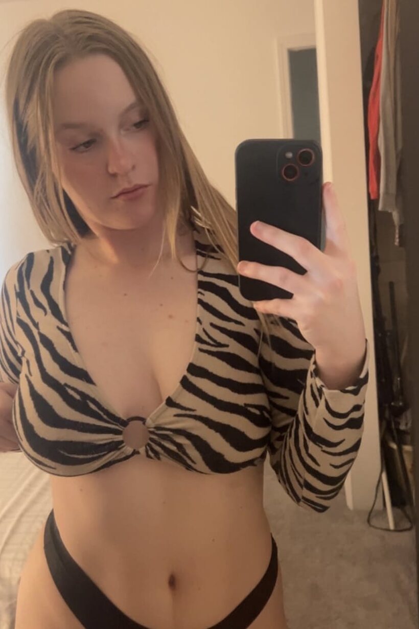 Girlfriend shows her big tits and ass while taking selfies, photo 7 of 11