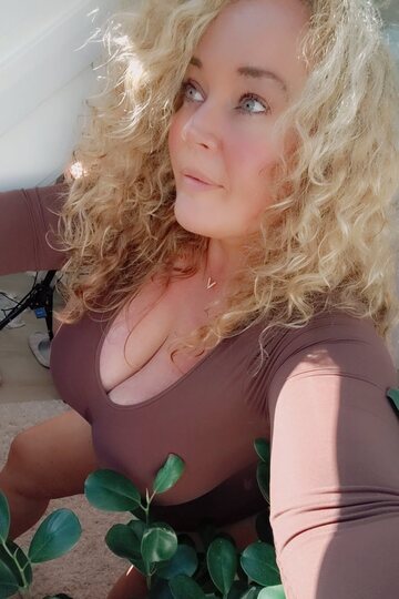 Curly-haired BBW shows off her big tits in lingerie shots