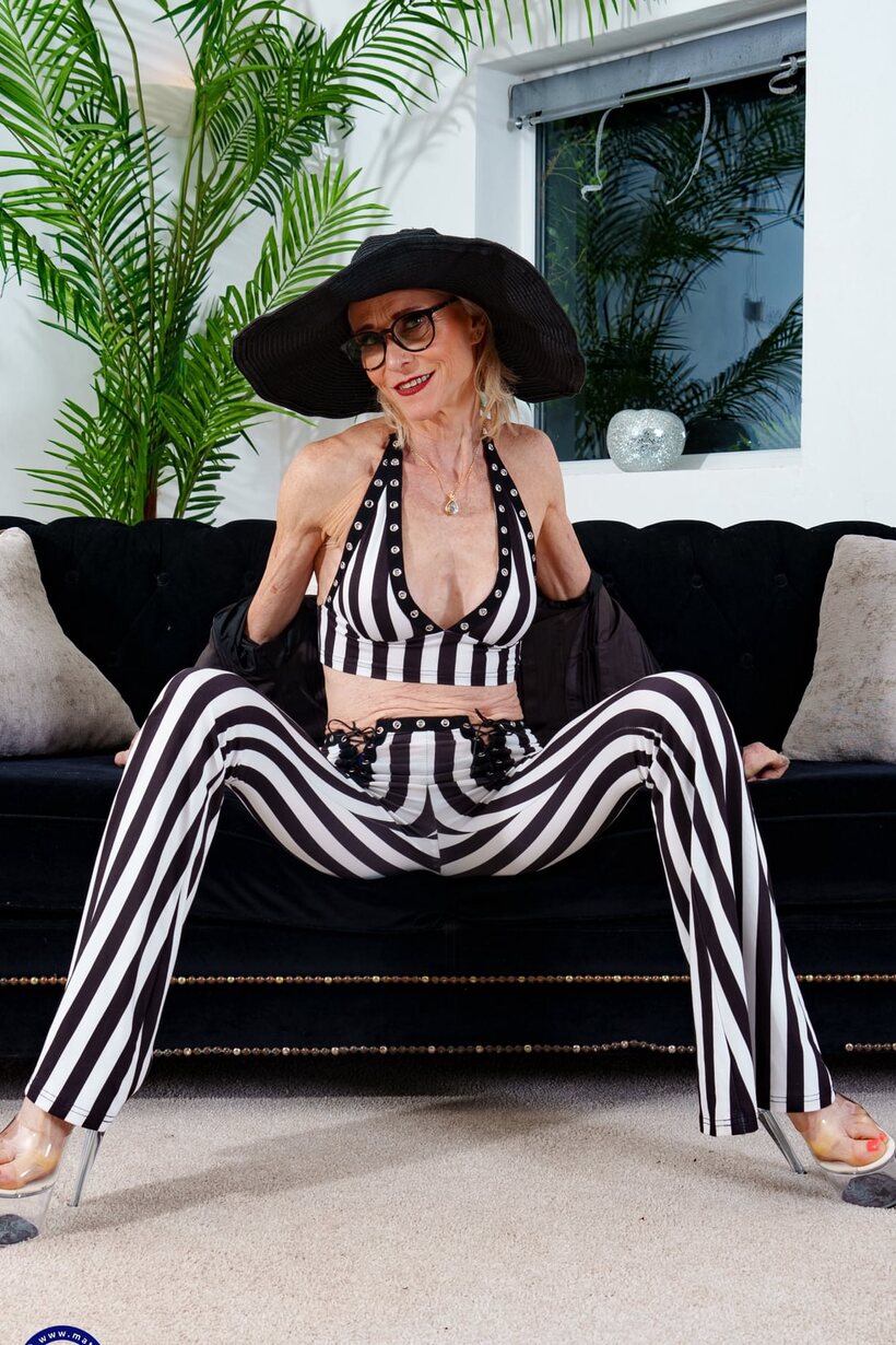 Dee Lite strips then toys herself with a glass dildo, skinny granny (shot 5)