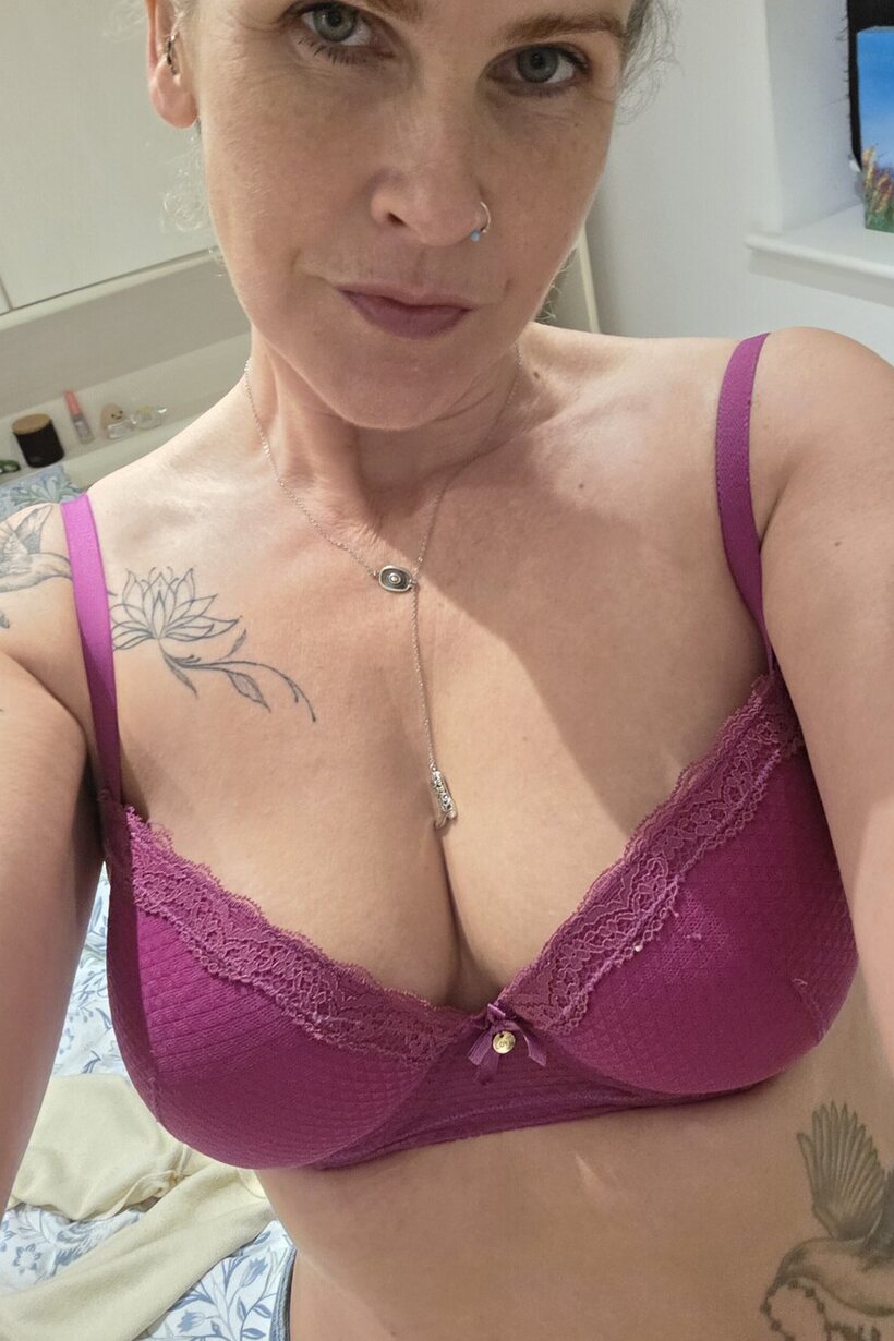 Mature woman snaps selfies while flaunting her underboob (shot 3)