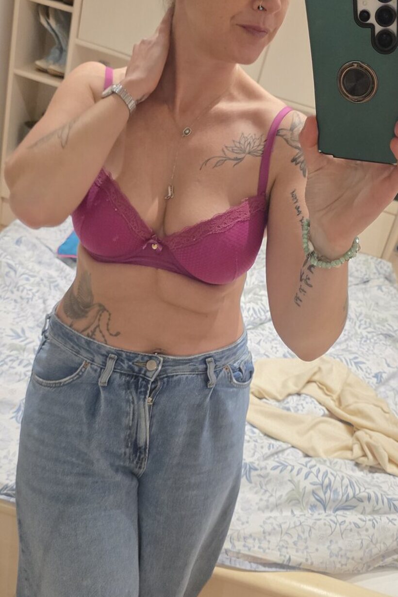 Amateur pic 4 from the set «Mature woman snaps selfies while flaunting her underboob»
