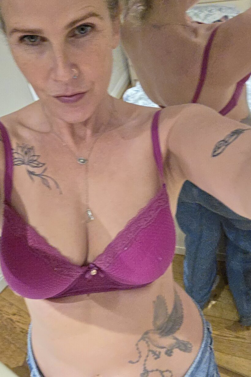 Mature woman snaps selfies while flaunting her underboob (shot 8)