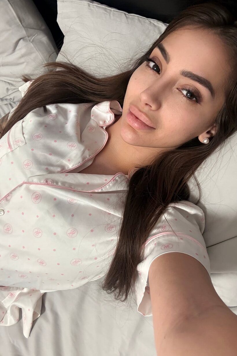 Amateur pic 3 from the set «Fully clothed solo model Haleema Ahmed shoots a set of self pics»