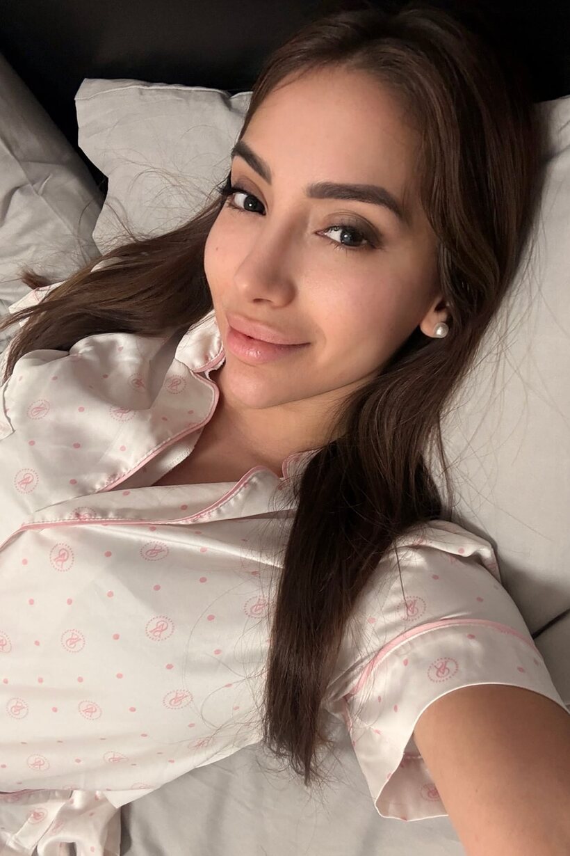 Image 9/11: Fully clothed solo model Haleema Ahmed shoots a set of self pics