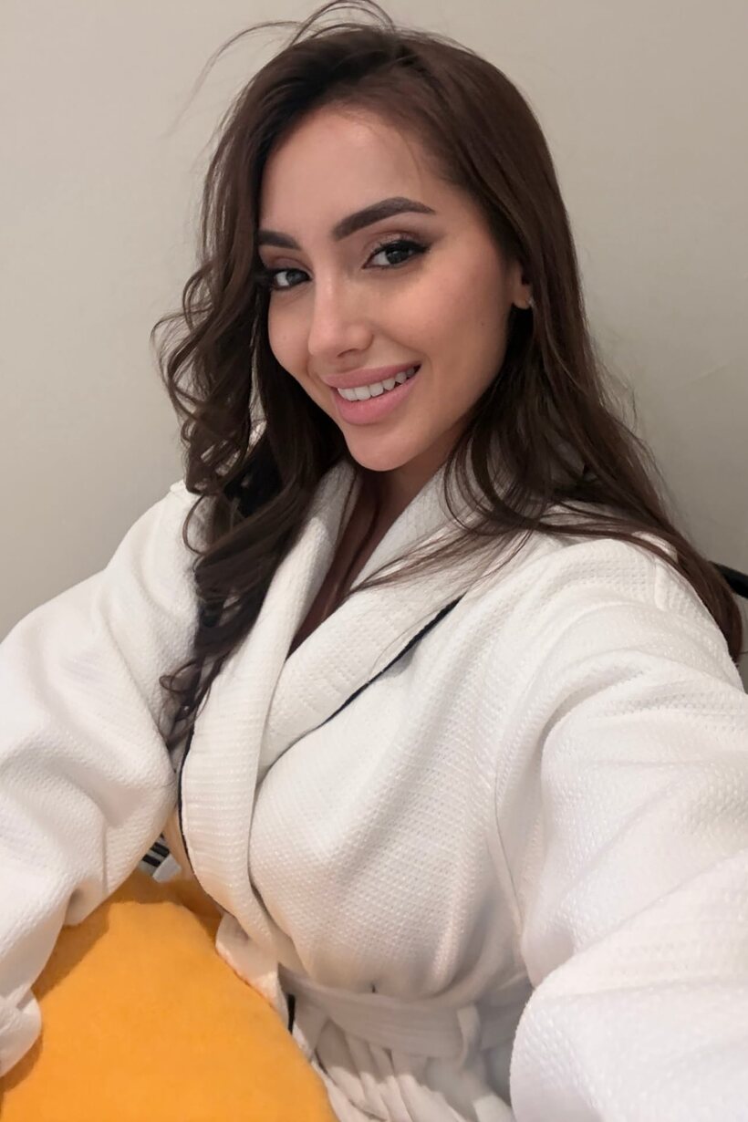 Amateur pic 10 from the set «Fully clothed solo model Haleema Ahmed shoots a set of self pics»