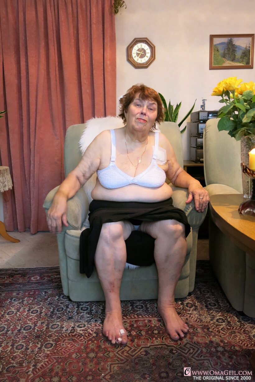 Amateur pic 2 from the set «Strips bare and flashes saggy tits, naughty granny Kurra on display»