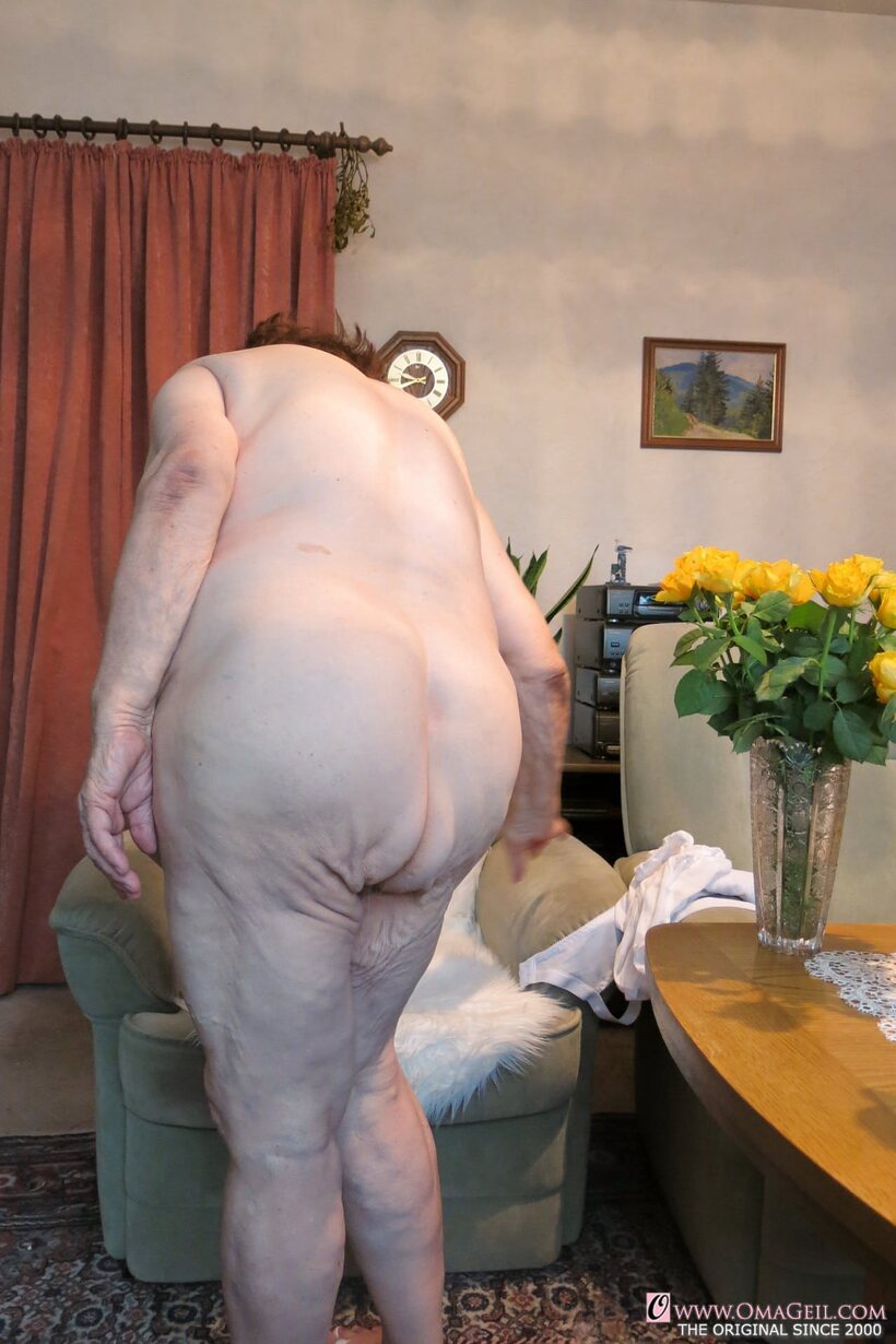 Amateur nude photo 6 — Strips bare and flashes saggy tits, naughty granny Kurra on display